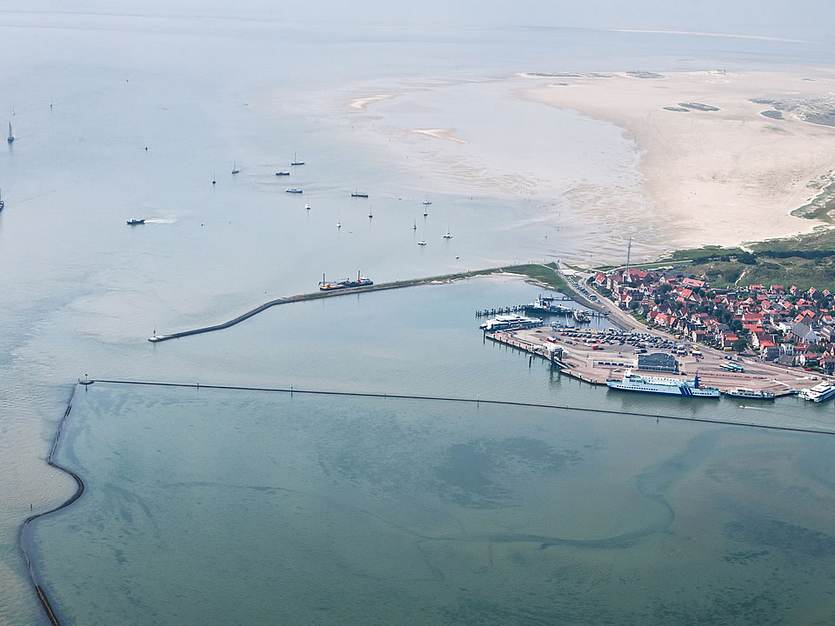 Luchtfoto rondom de haven van Terschelling. Foto: Beeldbank RWS