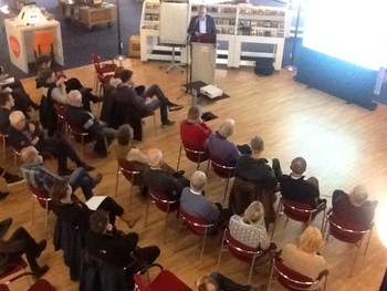 Lezing Jouke van Dijk in de bibiliotheek in Leeuwarden. Foto: VUFrsylan.