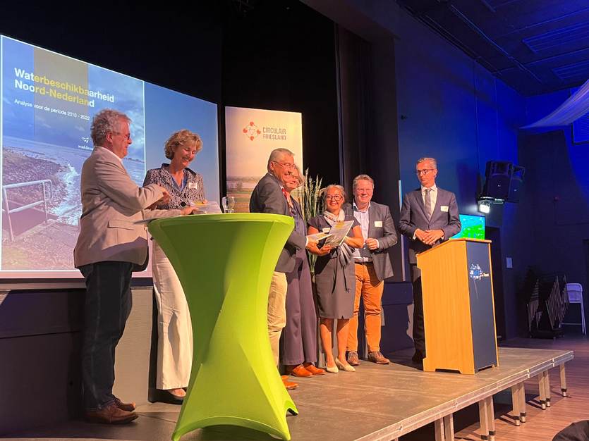 Aanbieding van het rapport op symposium van Dijkversterking naar klimaatadaptieve waddenkust. Foto: Jouke van Dijk