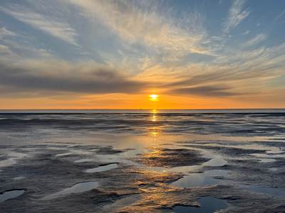 Ondergaande zon boven de Waddenzee
