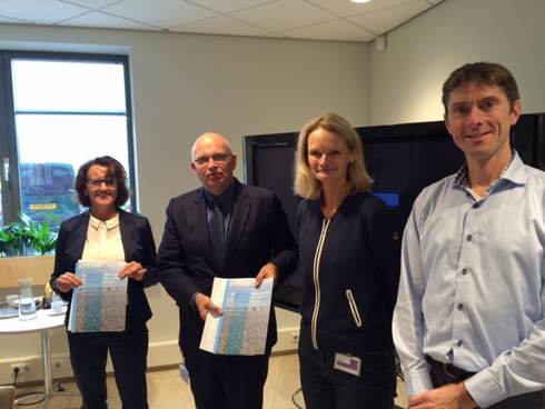 De auteurs Katja Philippart en Martin Baptist overhandigen op 29 oktober de position paper aan gedeputeerde Henk Staghouwer en Elze Klinkhammer van Rijkswaterstaat.
