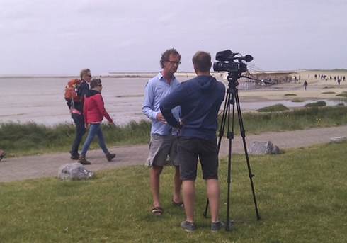 Klaas Deen wordt geïnterviewd op het Groene Strand over de oerolcolleges.
