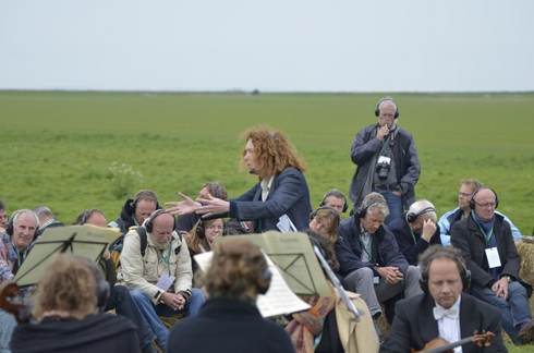 De lunch was op strobalen langs de dijk, actrice Chris Nietveld speelde op locatie een solovoorstelling. FOTO: Zwanette Jager