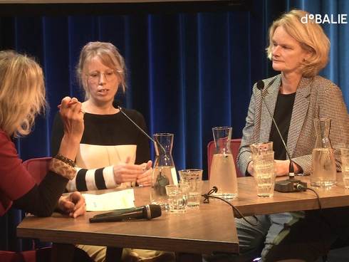 Marjolijn Haasnoot van Deltares en Katja Philippart in het deskundigenpanel tijdens de debatavond over zeepsiegelstijging en de Wadden