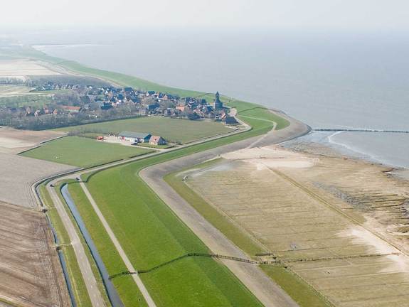De Waddenzeedijk bij Wierum. Foto Beeldbank RWS, Joop van Houdt.