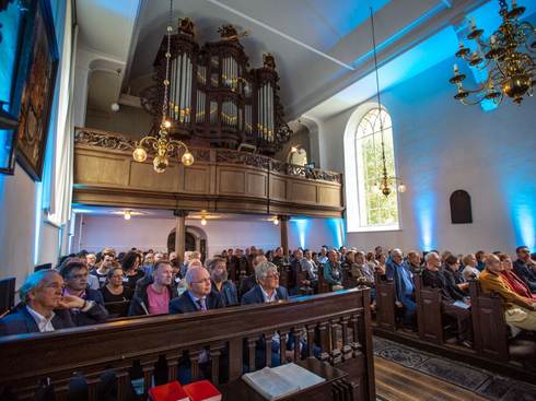 Deelnemers aan het sympsoium in de kerk in Warffum. Foto: Lucas Kemper