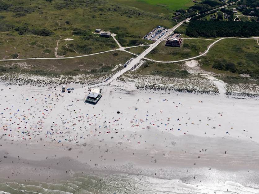 Luchtfoto recreatie op het strand van Ameland. Foto: Beeldbank RWS.