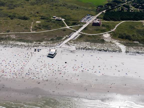Luchtfoto recreatie op het strand van Ameland. Foto: Beeldbank RWS.