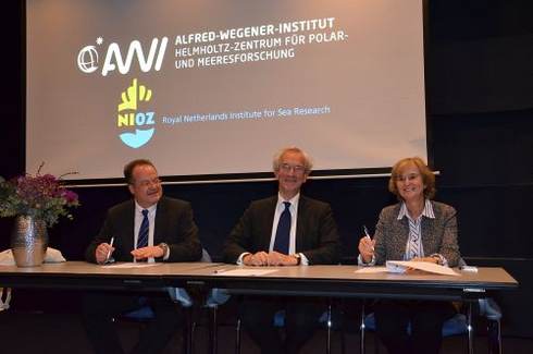 de ondertekening van het samenwerkingsdocument door de voorzitter van het bestuur van het NIOZ Pier Vellinga, NIOZ-directeur Henk Brinkhuis en Karin Lochte, algemeen directeur van het AWI. Foto: NIOZ