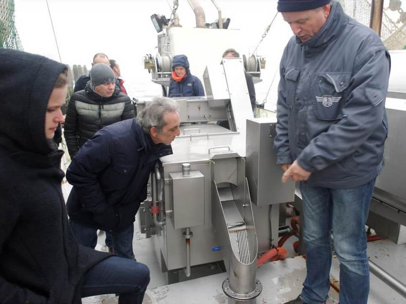 Rondleiding aan boord van het garnalenschip HK-80 tijdens Waddentour