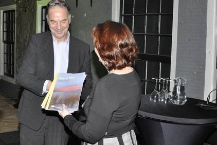 dr. Luca van Duren overhandigt de position paper over de slibhuishouding aan Jaap Verhulst (ministerie van EL&I)