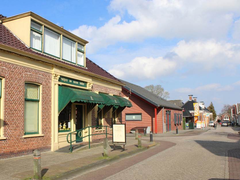 Straatbeeld in het Groningse Winsum met voorzieningen als bakker, supermarkt en apotheek. Foto: TS