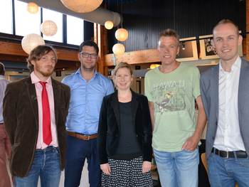 De Jonge Waddenacademie. Van links maar rechts: Mans Schepers, Bas Borsje, Nora Mehnen, Eelke Folmer en Stefan Hartman.De eerste vijf leden van De Jonge Waddenacademie. Foto: Bert Aggenbach.