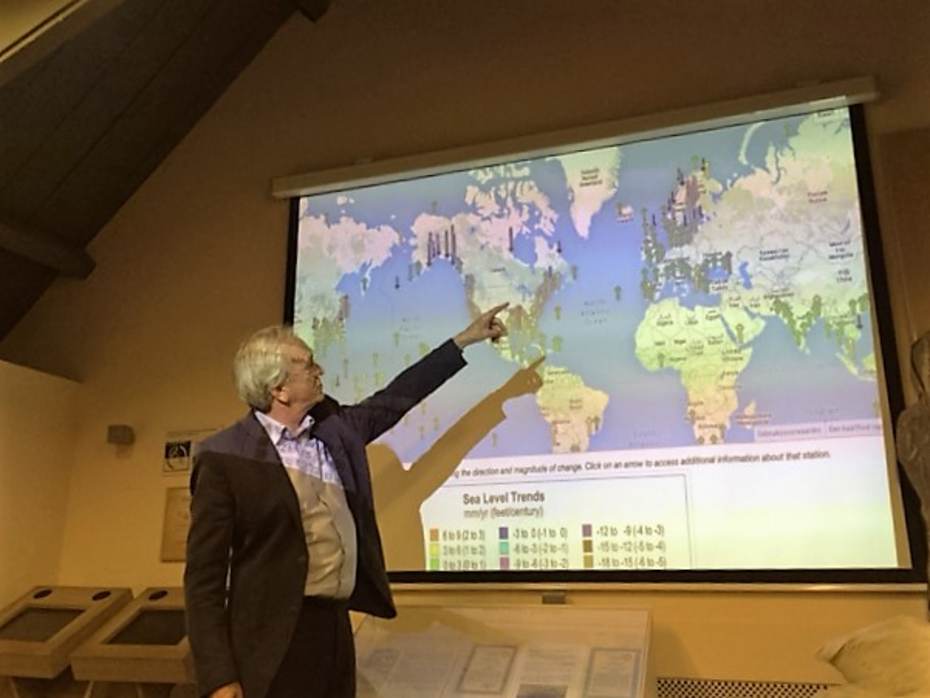 Pier Vellinga tijdens zijn lezing op Vlieland