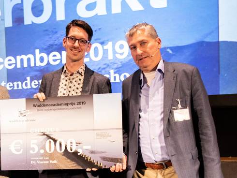 Vincent Vuik ontving uit handen van juryvoorzitter dr. Piet Hoekstra de Waddenacademieprijs 2019. Foto: Lucas Kemper