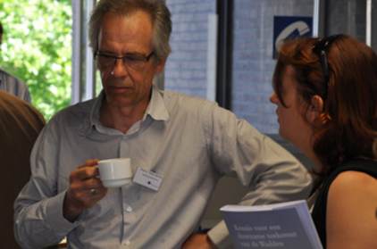 Peter Herman tijdens de ontvangst met koffie