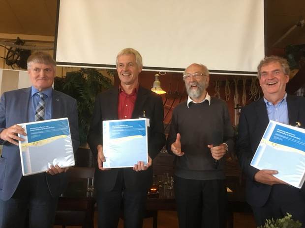 Aanbieding rapport Monitoring effecten van bodemdaling op Ameland-Oost: evaluatie na 30 jaar gaswinning door Jaap de Vlas aan: v.l.nr. Piet IJnsen (loco-burgemeester Ameland), Ante Frens (adjunct- directeur NAM) en Henk de Vries (voorzitter it Fryske Gea)