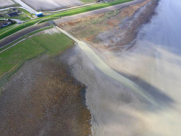 Luchtfoto van het gemaal bij Zwarte Haan, waar zoet water wordt afgevoerd naar de Waddenzee. Foto: RWS