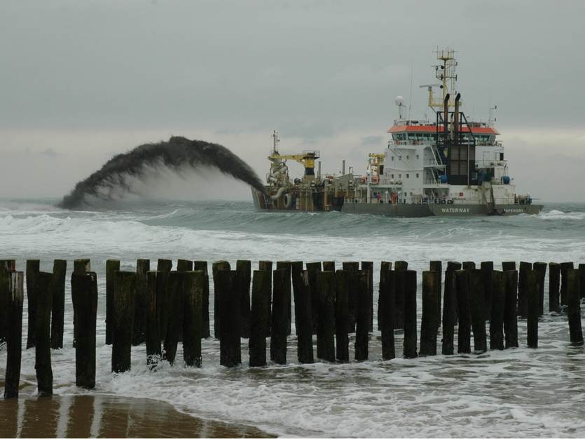 Zandsuppletie op het strand van Ameland. Foto: beelddbank RWS