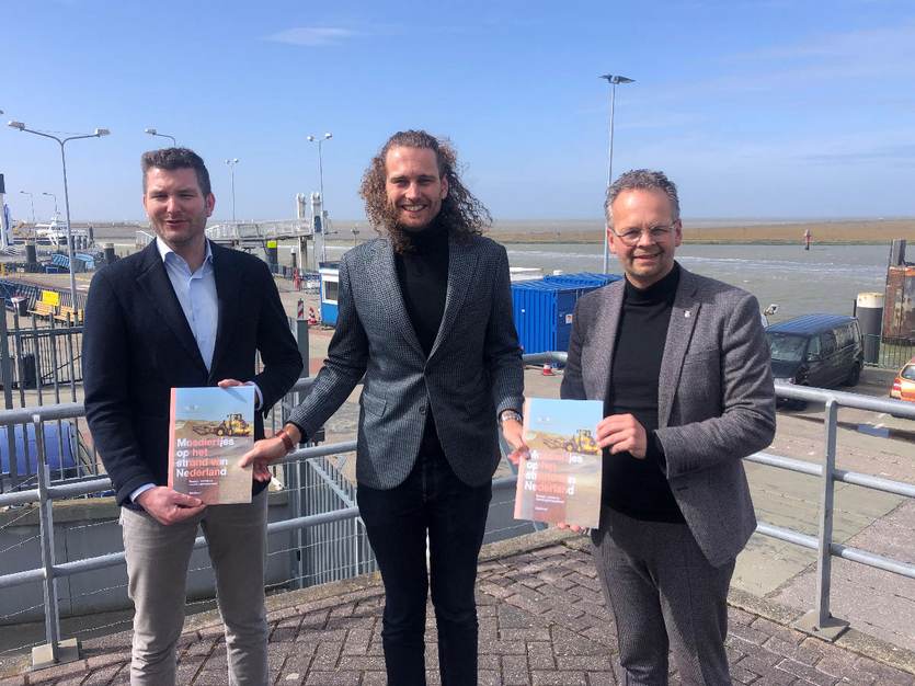 Aanbieding van de Quickscan aan wethouders Faber en Knape door Reinier Nauta (midden)