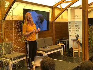 Marleen Kamperman gaf een Oerolcollege over het mooie van plastic Marleen Kamperman gaf een Oerolcollege over het mooie van plastic