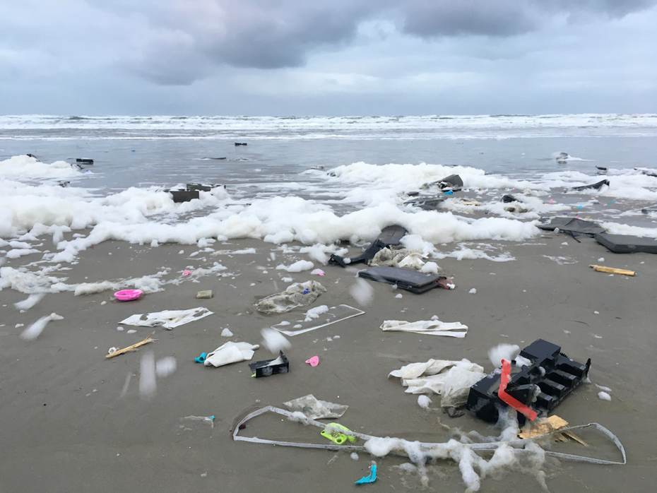 Duizenden kilo's afval vielen begin 2019 van boord van containerschip MSC Zoe. Een deel daarvan spoelde later aan op het strand. Foto Wikimedia Commons