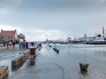 Hoog water op de kade bij Terschelling tijdens Springvloed. Foto Jan Huneman