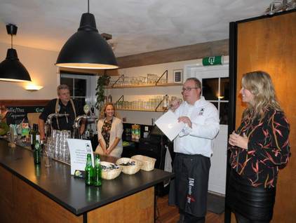 Jan Cooks for You geeft uitleg over de streekproducten die gebruikt zijn voor het diner