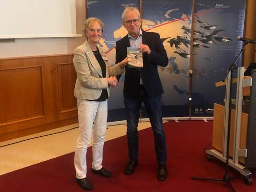 Karin Lochte, voorzitter van de Wadden Sea Board, ontvang het boek van de auteur Jens Enemark. Foto: Klaas Deen
