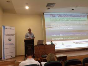 Jouke van Dijk presenteert de Waddenbarometer op eilandenconferentie in Griekenland.