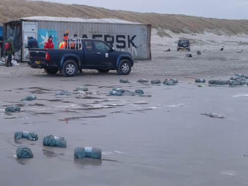 Aangespoelde en opengeslagen container afkomstig van de MSC Zoe op het strand van Terschelling. Foto: Frank Kruk
