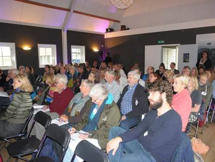 Een volle zaal zit klaar voor de eerste lezingen