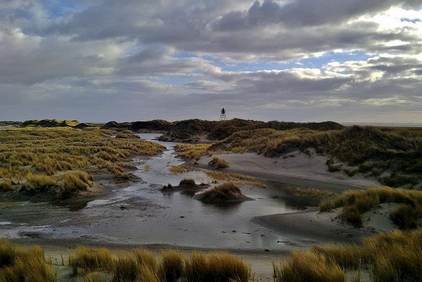 Wash over nabij het baken op Oost-Ameland