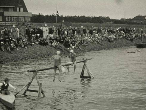 Ouderwets strandvermaak op Vlieland. Beeld uit de archiefcompilatie ‘Tijdreis langs de Waddeneilanden’. Foto: Fries Film Archief