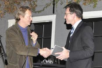 Syds Wiersma draagt het project waddenarchieven over aan Bert Looper, directeur van Tresoar tijdens het zevende symposium van de Waddenacademie. Foto: Zwanette Jager