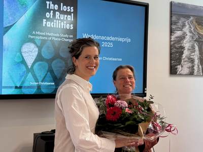 Uitreiking Waddenacademieprijs aan Suzan Christiaanse door Suzanne Hulscher