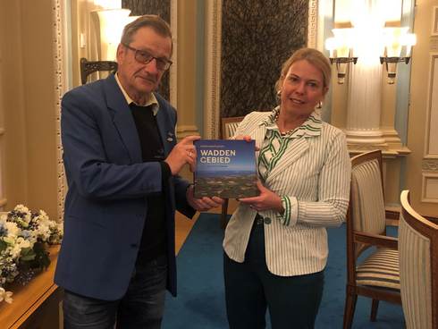 Avine Fokkens, voorzitter van de Stuurgroep Waddenprovincies ontving de Landschapsbiografie Waddengebied uit handen van Meindert Schroor