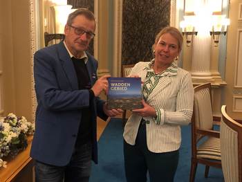 Avine Fokkens, voorzitter van de Stuurgroep Waddenprovincies ontving de Landschapsbiografie Waddengebied uit handen van Meindert Schroor