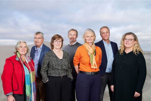 Portefeuillehouders en bureau Waddenacademie: (vlnr) Heleen van London, Piet Hoekstra, Thea Smit, Kees Bastmeijer, Katja Philippart, Pieter van Beukering, Sjerpy Moeyersoons-Joustra Portefeuillehouders en bureau Waddenacademie: (vlnr) Heleen van London, Piet Hoekstra, Thea Smit, Kees Bastmeijer, Katja Philippart, Pieter van Beukering, Sjerpy Moeyersoons-Joustra