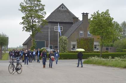 De deelnemers op pad door het dorp naar de verschillende spreekbeurten