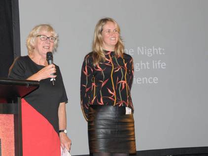 Mirjam de Meijer (voorzitter klankbordgroep Lauwersland en voorzitter stichting Feel the Night ), links op de foto was de moderator van beide dagen