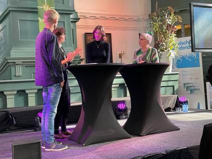 Tracy Metz in gesprek met jongeren over waddencafés, summerschool en Klaaimat