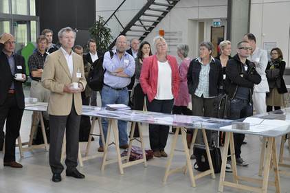 Deelnemers van de tweede dag bij het openingswoord