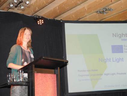 Femke van Akker, projectleider Interreg project Night Light gaf buitenlandse voorbeelden / good practices van duisternis in de praktijk
