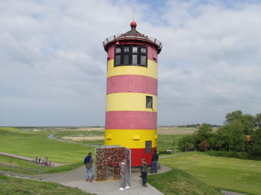 Bezoekers bij de vuurtoren van Pilsum aan de Duitse waddenkust
