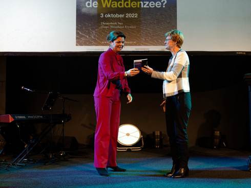 Minister Christianne van der Wal voor Natuur en Stikstof ontving het eerste exemplaar van ‘Wadden in Beeld 2021’ van Linda-Rose Santhagens, directeur bij Rijkswaterstaat. Foto: Aron Weidenaar