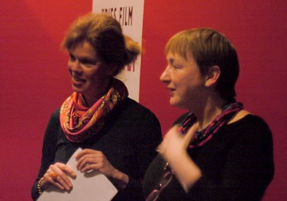 Jaqueline Schrijver van Film in Friesland met Gieneke Arnolli, de tweede spreker van de avond