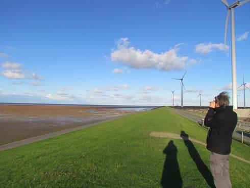 Uitkijken over de dijk nabij de Eemshaven. Foto: Waddenacademie TS.
