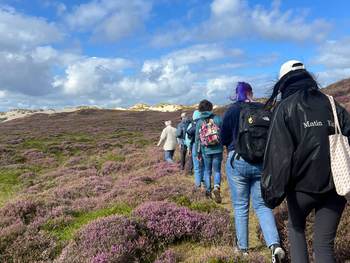 Group of students in the field. Photo: Reyhaneh Sadeghzadeh