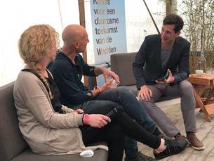 Hanneke Loerts en Chris Haring op de bank met moderator Erik Willems Hanneke Loerts en Chris Haring op de bank met moderator Erik Willems